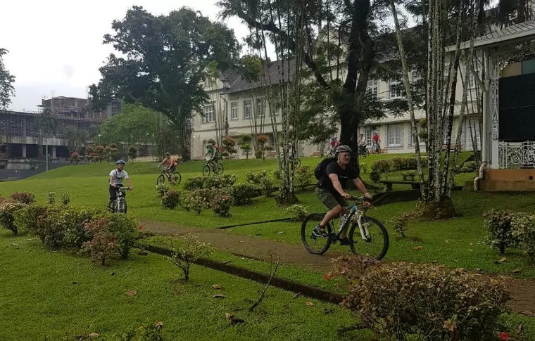 Best of Kuching: Heritage & Kampong Bike Tour
